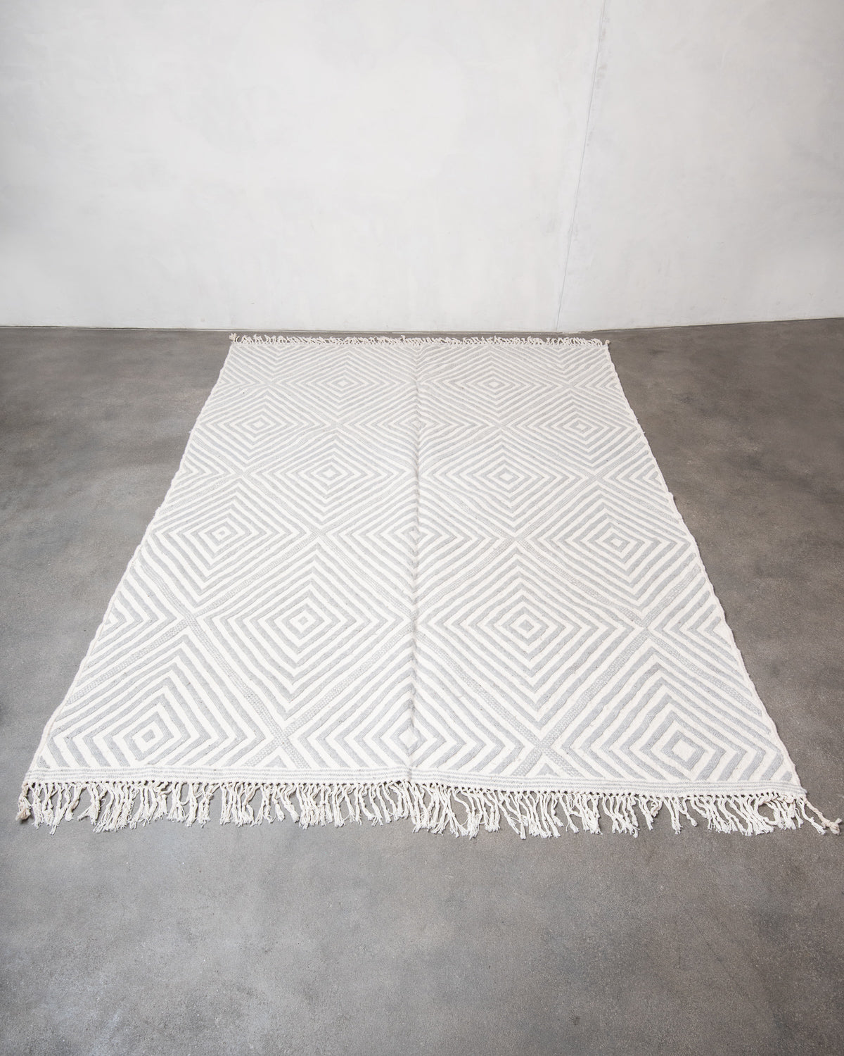 Modern, handcrafted Berber rug from Morocco. Flat-woven Kelim carpet in grey and white design. Made of 100% wool.